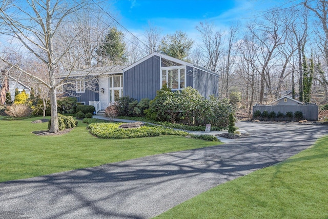 mid-century modern home with a front lawn