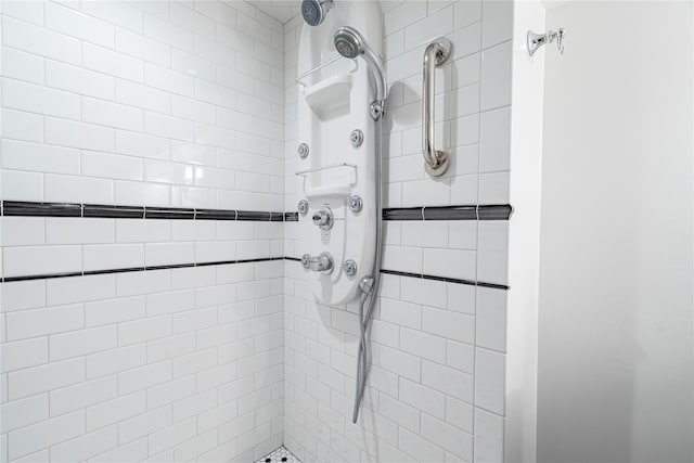 bathroom featuring a tile shower