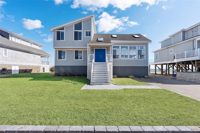 view of front facade featuring a front lawn