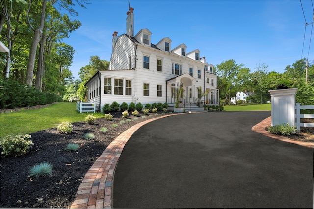 view of front of property featuring a front yard