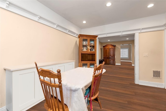 dining space featuring baseboards, dark wood-style flooring, visible vents, and recessed lighting