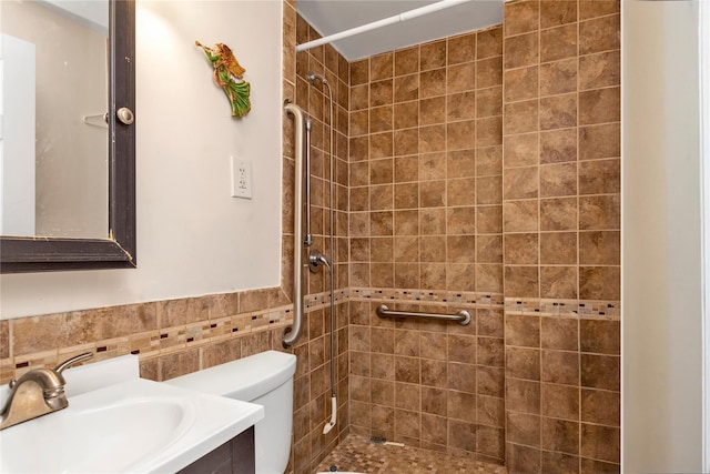 bathroom featuring tiled shower, vanity, and toilet