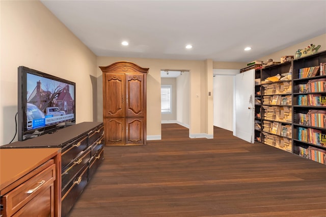 living area with dark wood-style floors, recessed lighting, and baseboards