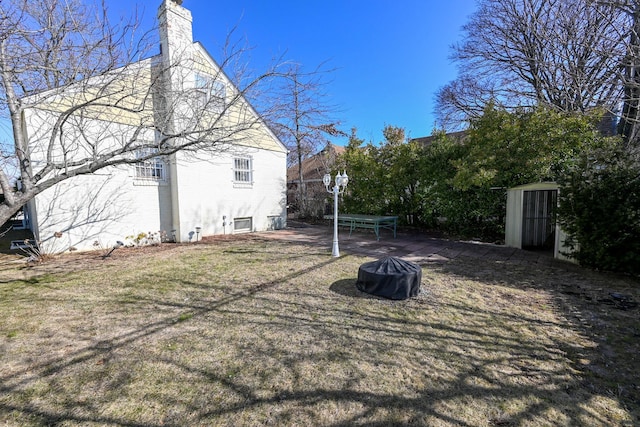 view of yard featuring an outdoor structure