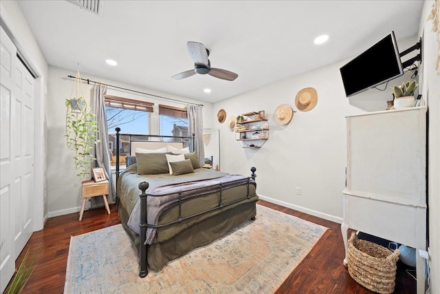 bedroom with ceiling fan, recessed lighting, wood finished floors, baseboards, and a closet