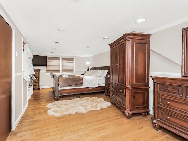 bedroom featuring light wood finished floors, ornamental molding, and recessed lighting