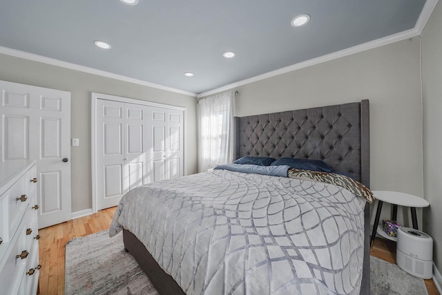 bedroom featuring light wood-style floors, recessed lighting, a closet, and ornamental molding