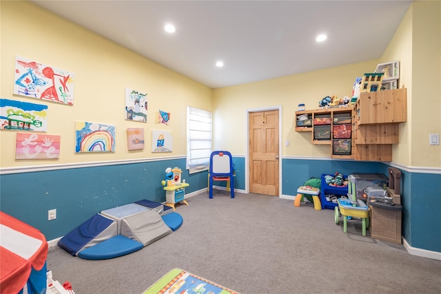 recreation room with recessed lighting, carpet flooring, and baseboards