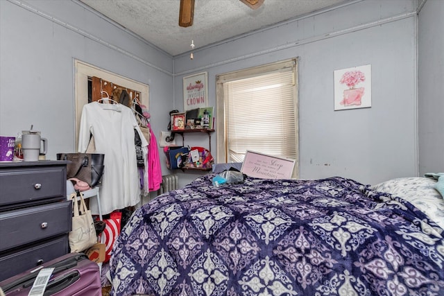 bedroom featuring ceiling fan and a textured ceiling