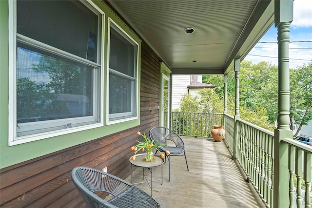 balcony featuring covered porch