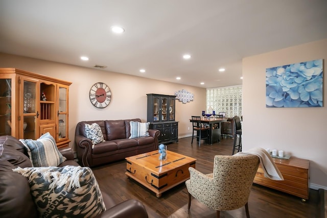 living area with dark wood-style floors, baseboards, visible vents, and recessed lighting