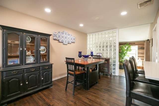 dining space featuring baseboards, dark wood-style flooring, visible vents, and recessed lighting