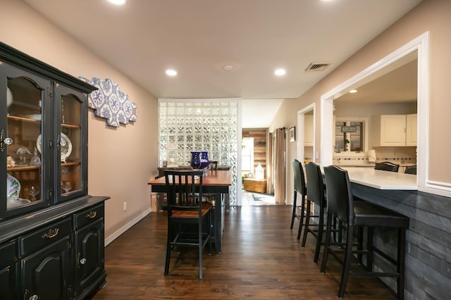 dining space with dark wood-style floors, baseboards, visible vents, and recessed lighting