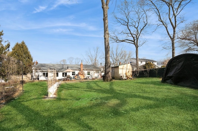 view of yard featuring a shed