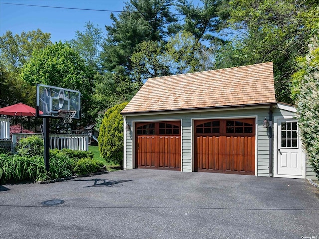 view of detached garage