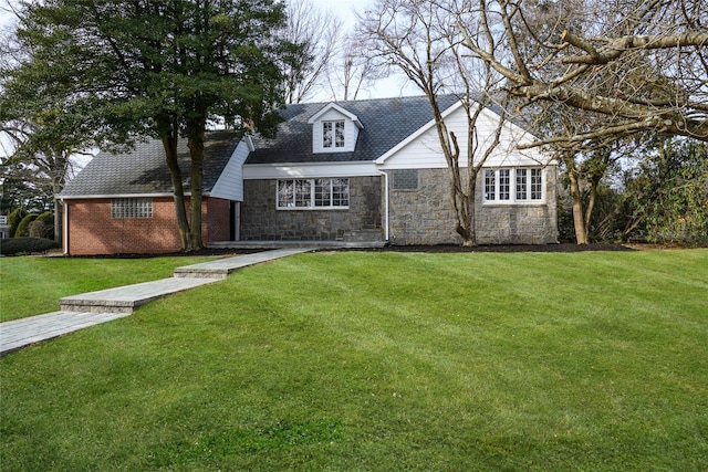 view of front facade with a front lawn