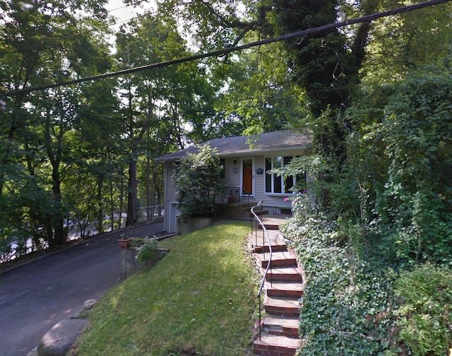 view of front facade featuring a front yard