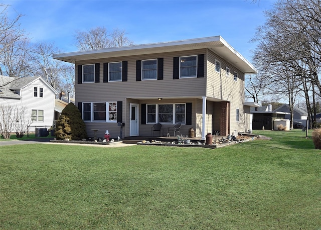 view of front facade featuring a front lawn