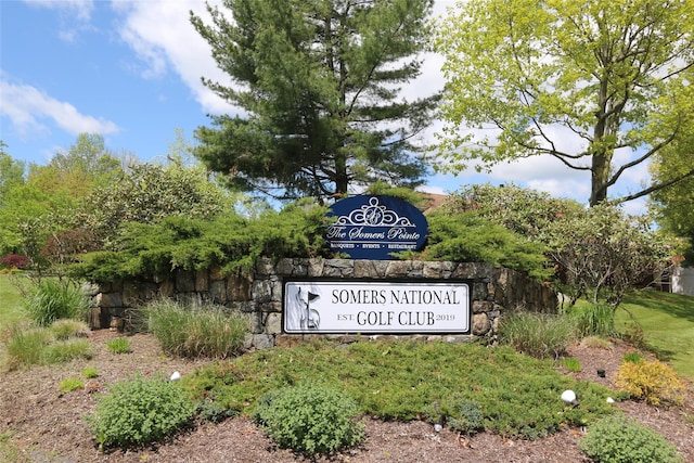 view of community / neighborhood sign