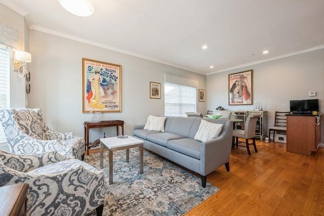 living room featuring recessed lighting, wood finished floors, and crown molding