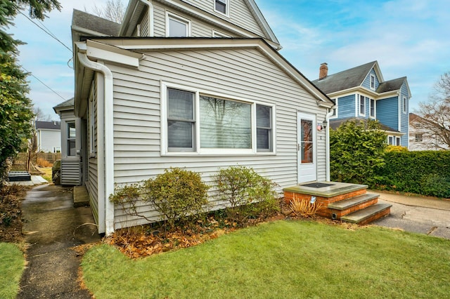 view of front of home featuring a front yard