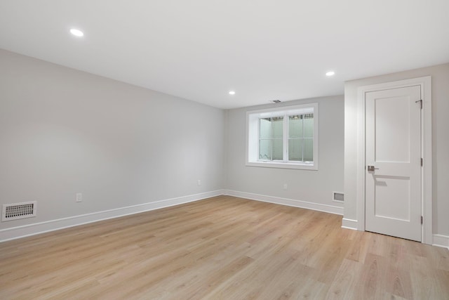 spare room with light wood-style floors, baseboards, visible vents, and recessed lighting