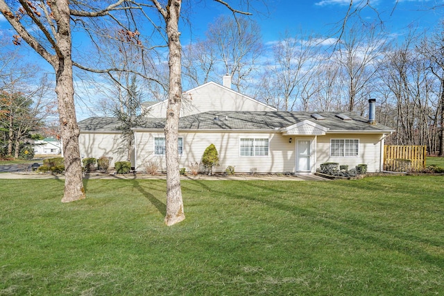 single story home featuring a front yard