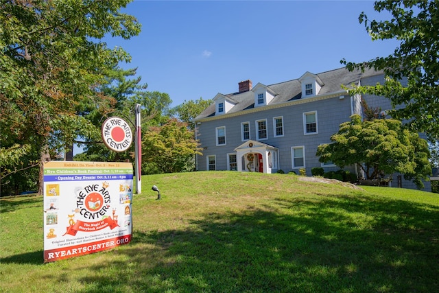 view of front of house featuring a front yard