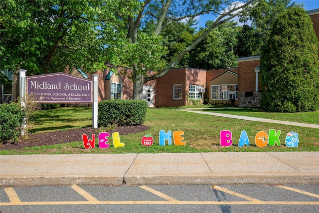 community / neighborhood sign with a lawn