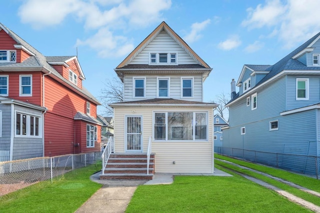 view of front of property featuring a front yard