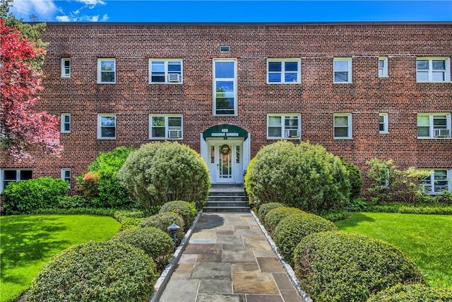 view of front of property with brick siding and a front lawn