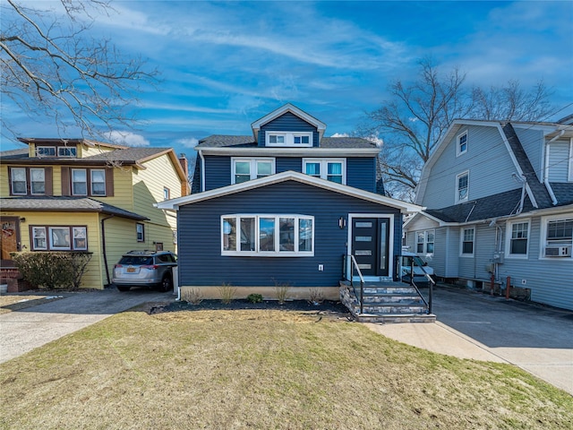 view of front facade featuring a front yard