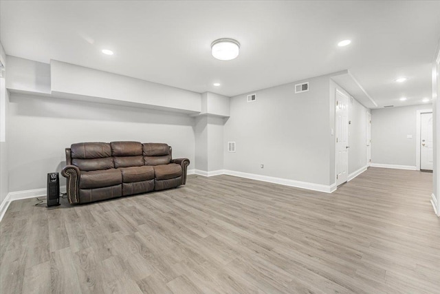 living room featuring recessed lighting, baseboards, visible vents, and light wood finished floors