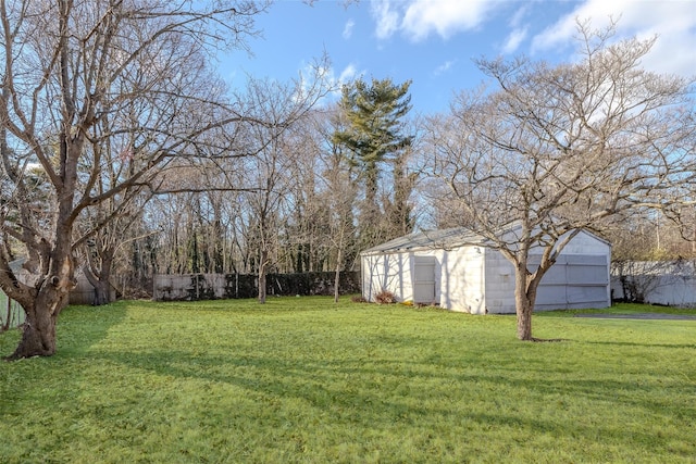 view of yard featuring an outdoor structure