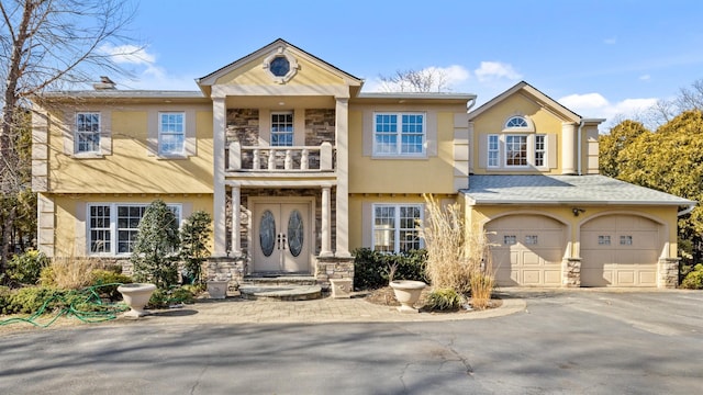 view of front facade featuring a garage