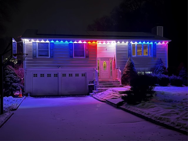 view of front facade featuring a garage and driveway