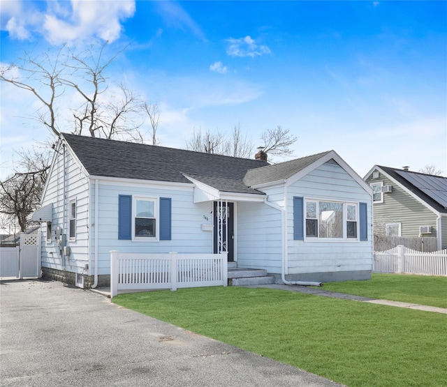 ranch-style home featuring a front lawn