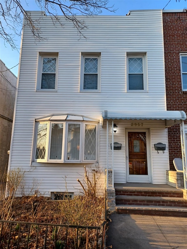 view of front of property