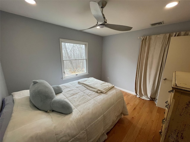 bedroom featuring visible vents, light wood-style flooring, recessed lighting, baseboards, and ceiling fan