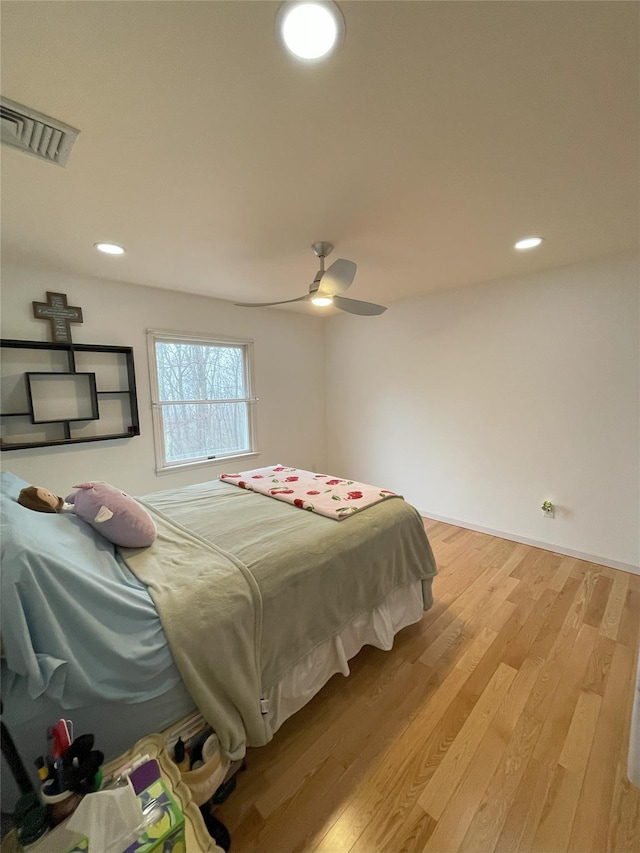 bedroom featuring recessed lighting, visible vents, light wood-style floors, and a ceiling fan