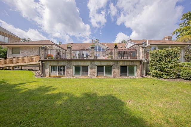 back of house featuring a lawn