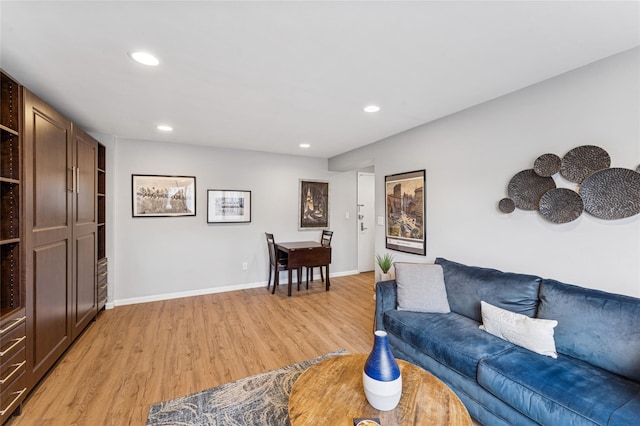 living room featuring recessed lighting, light wood-style flooring, and baseboards