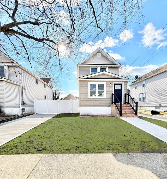 view of front of home featuring a front yard and fence