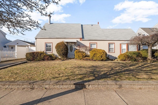 view of front of home featuring fence and a front yard