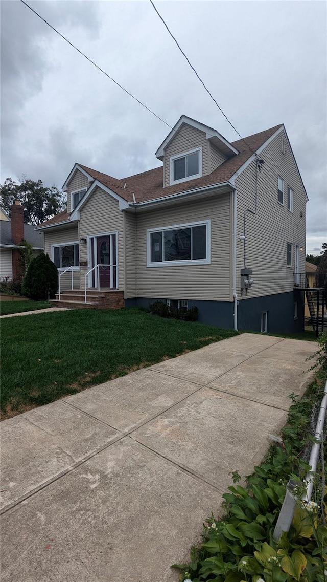 view of front facade with a front lawn