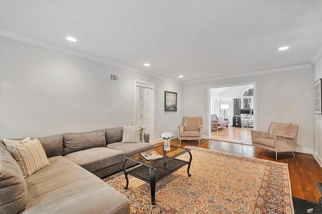 living room featuring dark wood-style floors, crown molding, recessed lighting, visible vents, and baseboards