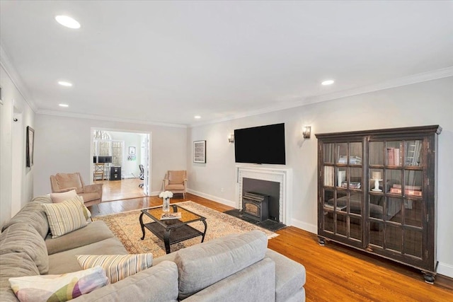 living area featuring baseboards, recessed lighting, light wood-style flooring, and crown molding