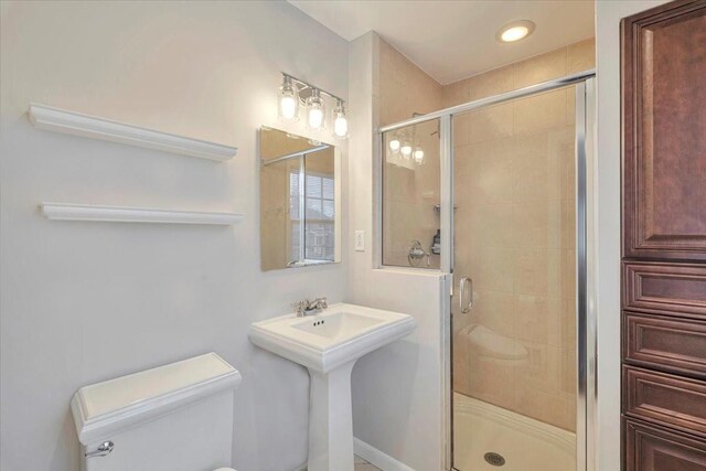 full bath featuring a shower stall and toilet