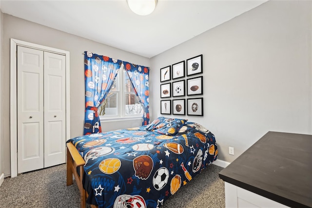 carpeted bedroom with baseboards and a closet