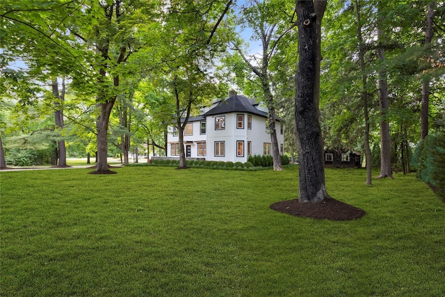 view of front facade with a front yard